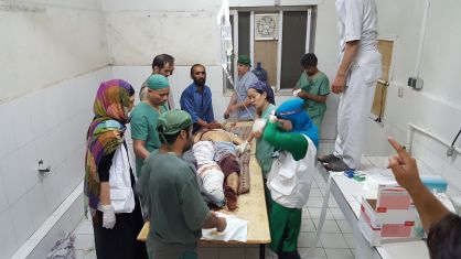 Evangeline Cua (con pañuelo morado) trata a un herido tras el bombardeo que sufrió el hospital de Kunduz el 3 de octubre.