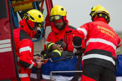 Un grupo de bomberos durante el simulado terremoto.