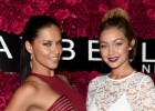 Adriana Lima y Gigi Hadid en un evento de presentación de Maybelline. 