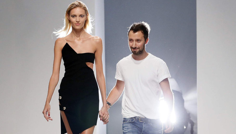 El diseñador Anthony Vaccarello, tras un desfile en París.