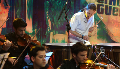 Iglesias interpreta al tambor la melodía de 'Juego de Tronos'.