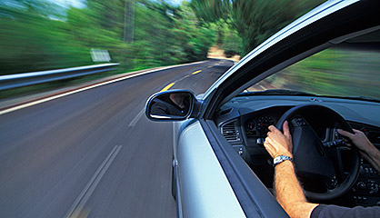 Un hombre conduciendo.