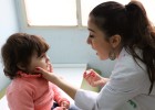 La enfermera autorizada, Vanie Boyajian vacuna a una niña contra la polio en Beirut, Líbano. 