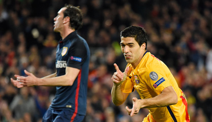 Luis Suárez celebra uno de sus goles ante Godín.  VICENS GIMENEZ