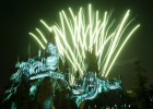 Catillo de Hogwarts iluminado por los fuegos artificiales.