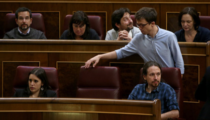 El número dos de Podemos ocupó su escaño en el Congreso tras hacer públicas sus desavenencias.