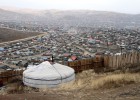 En primer plano, una yurta sobre un suburbio de Ulán Bator (Mongolia).