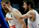 GRA473. MADRID, 07042016.- El ala-pívot del Real Madrid Nocioni (i) y base escolta Sergio Llull celebran un tanto durante el partido del Top-16 de la Euroliga contra el Khimki que se disputa en el Palacio de Deportes de Madrid. EFEJuanJo Martin