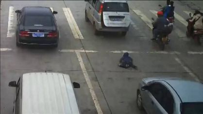 Un niño sobrevive a un atropello tras caer de un vehículo en marcha