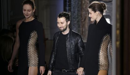 Anthony Vaccarello, tras un desfile de Versus. 