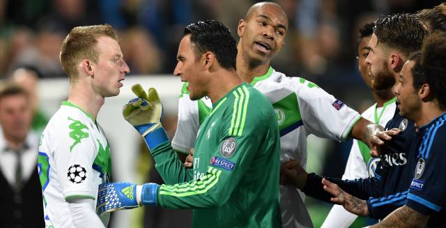Keylor Navas se encara con Arnold, en la ida.
