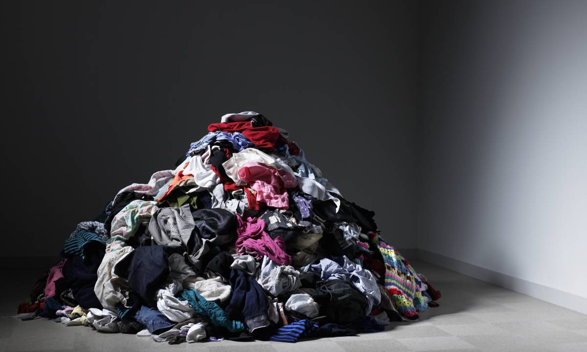 ¿Cuánta gente cae por el camino para que usted tenga montañas de ropa?