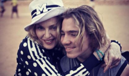 Madonna junto a su hijo, Rocco, en una imagen de twitter.