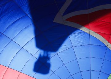 Sombras vistas en el interior de un globo aerost&aacute;tico en Suiza.