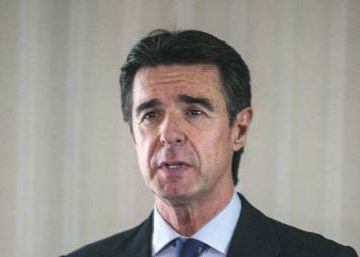 Minister “does not know” why his name shows up in Panama Papers