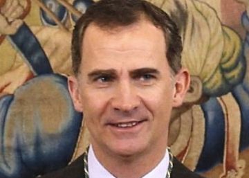 GRA054. MADRID, 12042016.- El rey Felipe tras recibir de manos del presidente de la Real Academia de Extremadura de las Letras y las Artes, Javier Pizarro, la medalla de la institución, durante la audiencia celebrada hoy en el Palacio de la Zarzuela. EFEBallesteros