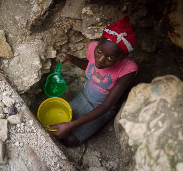 Una ni&ntilde;a busca agua en Grand Grossier (al este de Hait&iacute;).