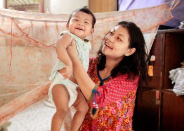 Moanaraola, de 38 a&ntilde;os, juega con su hija en su casa de Nueva Delhi. Despu&eacute;s de curarse de su tuberculosis, lleva una vida normal con su marido Abhijeet y sus hijos Astera y Aden.rn rn 