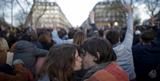 Una pareja se besa durante una concentraci&oacute;n en Par&iacute;s.