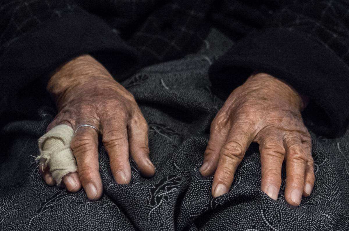 Esta anciana llegó a Grecia en balsa sin nadie que la acompañara.