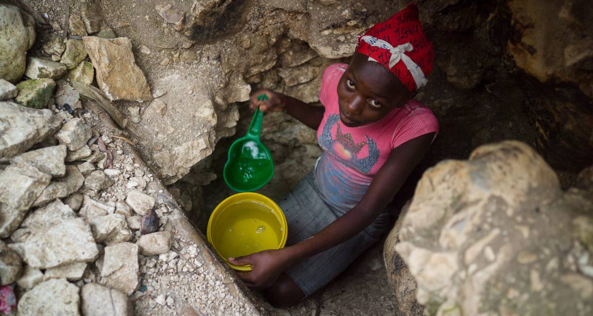 Una niña busca agua en Grand Grossier (Haití).