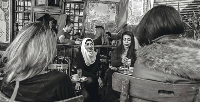 Un grupo de amigas en el café Nufar de Damasco.
