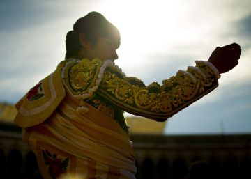 Miguel Ángel Perea saluda al tendido en La Maestranza de Sevilla.