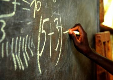 Un ni&ntilde;o escribe en una escuela de Burundi.