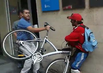 Momento en que intentan quitar la bicicleta al hombre.