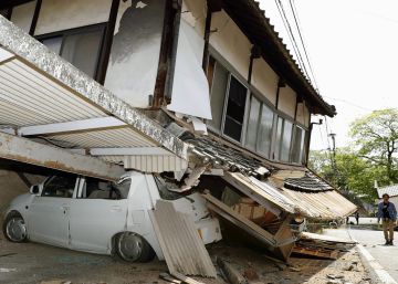 Derrumbe de una vivienda tras el terremoto en Mashiki (Jap&oacute;n). 