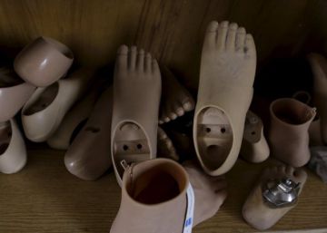 Pr&oacute;tesis apiladas en una cl&iacute;nica m&oacute;vil en Siria.	