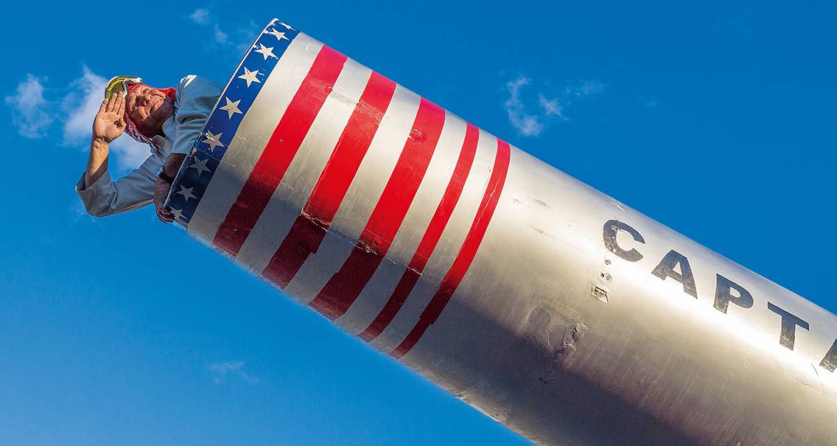 Habla 7 idiomas, nunca ha cotizado y el cañón es su casa. De profesión: hombre bala