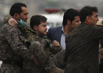 Afghan security forces carry an injured security personnel after a suicide car bomb attack in Kabul, Afghanistan April 19, 2016. REUTERSOmar Sobhani
