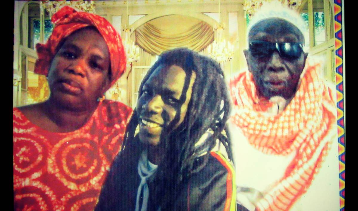 Fatoumata, Amadou y Alpha Pam, en un montaje fotogr&aacute;fico que hoy guardan los padres del fallecido en su casa de Senegal.