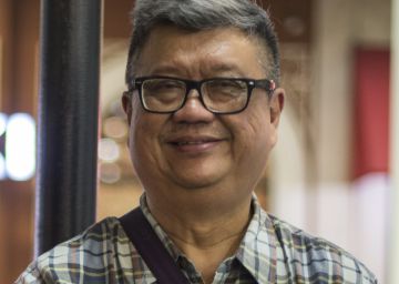 El profesor Ded&eacute; Oetomo (derecha), junto a su pareja.