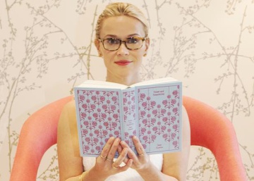 Reese Witherspoon, en una foto que public&oacute; en su Instagram para celebrar el d&iacute;a del libro.