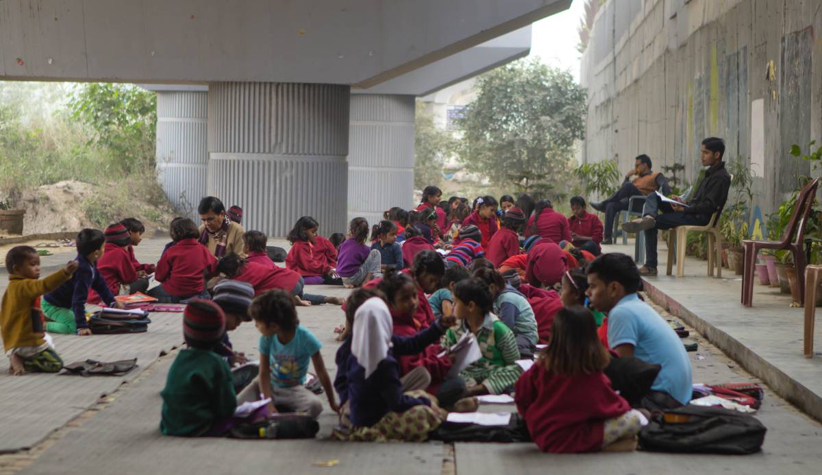Hasta 210 niños y niñas de diferentes edades, asisten a las clases impartidas por los voluntarios, que les sirven de apoyo a la escuela pública.