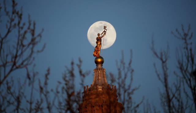 La luna se eleva detr&aacute;s de la estatua conocida como Miss Penn, ubicada en la c&uacute;pula del Capitolio de Washington.rn 