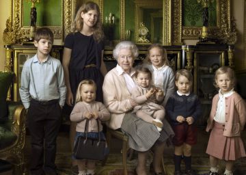 Isabel II, con su nietos menores y sus bisnietos.
