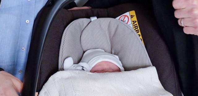 Carlos Felipe y Sofia de Suecia, con el peque&ntilde;o pr&iacute;ncipe Alejandro, ayer al salir del hospital.