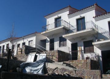 El Hotel Elpis, situado al norte de Lesbos, llevaba siete años abandonado. Ahora se convertirá en un centro para refugiados.