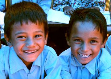 Ni&ntilde;os y ni&ntilde;as en un centro temporal de ense&ntilde;anza.