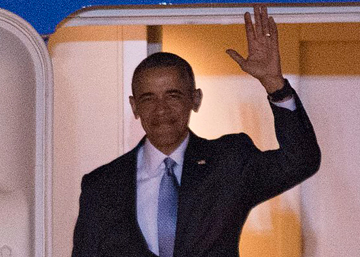 Obama saluda al llegar a Londres.