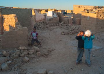 Tres ni&ntilde;os saharauis, entre los escombros de casas destruidas