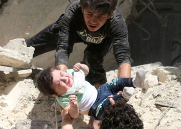 Rescate de un beb&eacute; tras un bombardeo en Alepo.  