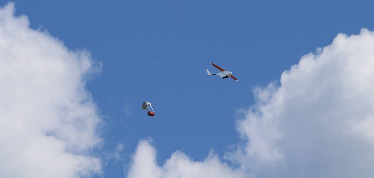 Un dron de Zipline lanza su carga médica en Ruanda.