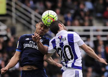 Carlos Henrique Casemiro (i) y Joseba Zaldua golpean la pelota de cabeza.rn 