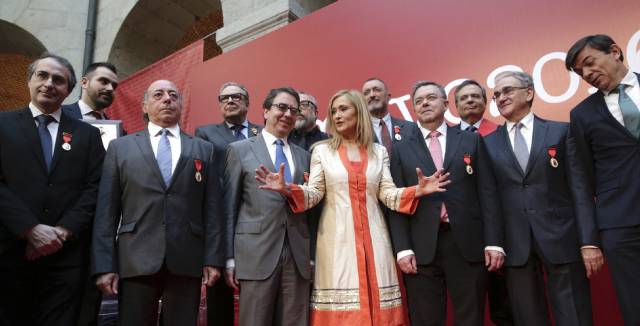 Cristina Cifuentes posa para la foto de familia con los galardonados.