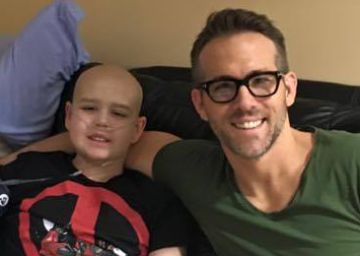 Ryan Reynolds y el joven Connor, enfermo de c&aacute;ncer. 