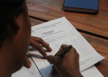 Una mujer realiza su examen de ingreso al programa She is the code en Abiy&aacute;n, Costa de Marfil, el 23 de marzo de 2016.